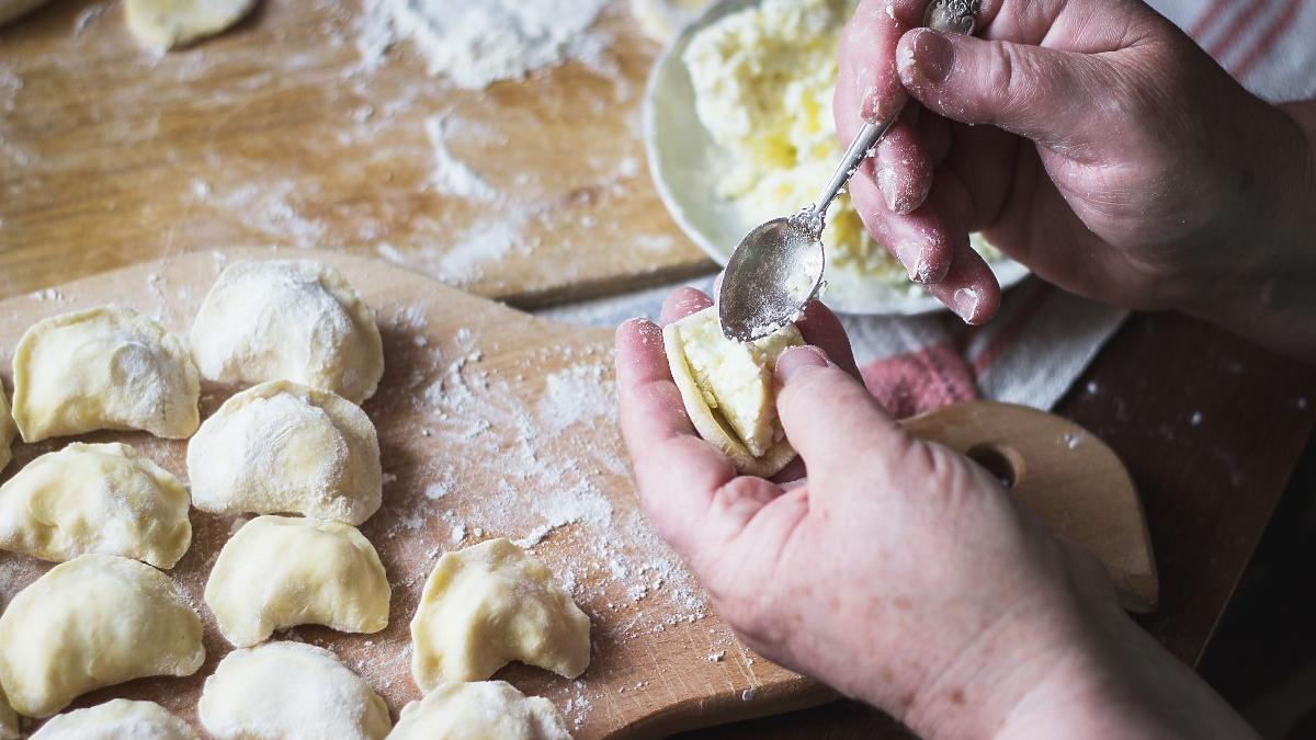 Ciasto na pierogi nie chce się lepić Zastosujcie ten stary trik babci