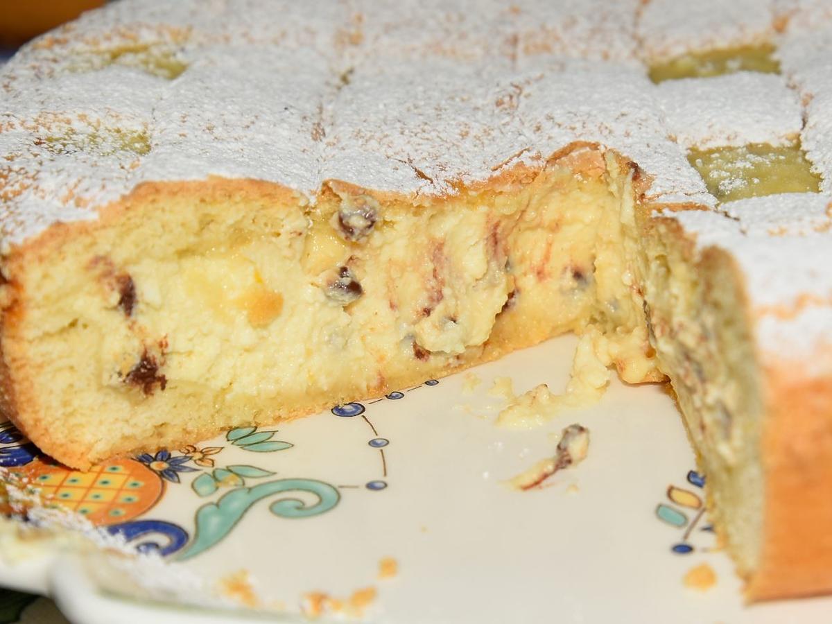 Biorę jajka i kubek tego serka. Obrzydły mi serniki z twarogu, teraz piekę tylko to ciasto