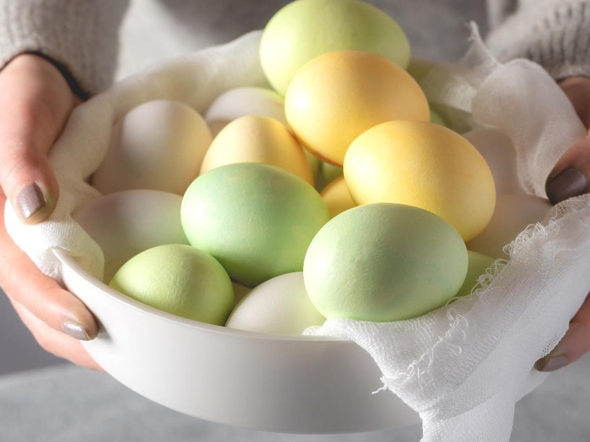 5 naturalnych produktów które zabarwią jajka na kolorowo. Nie tylko łupiny cebuli nadadzą kolor