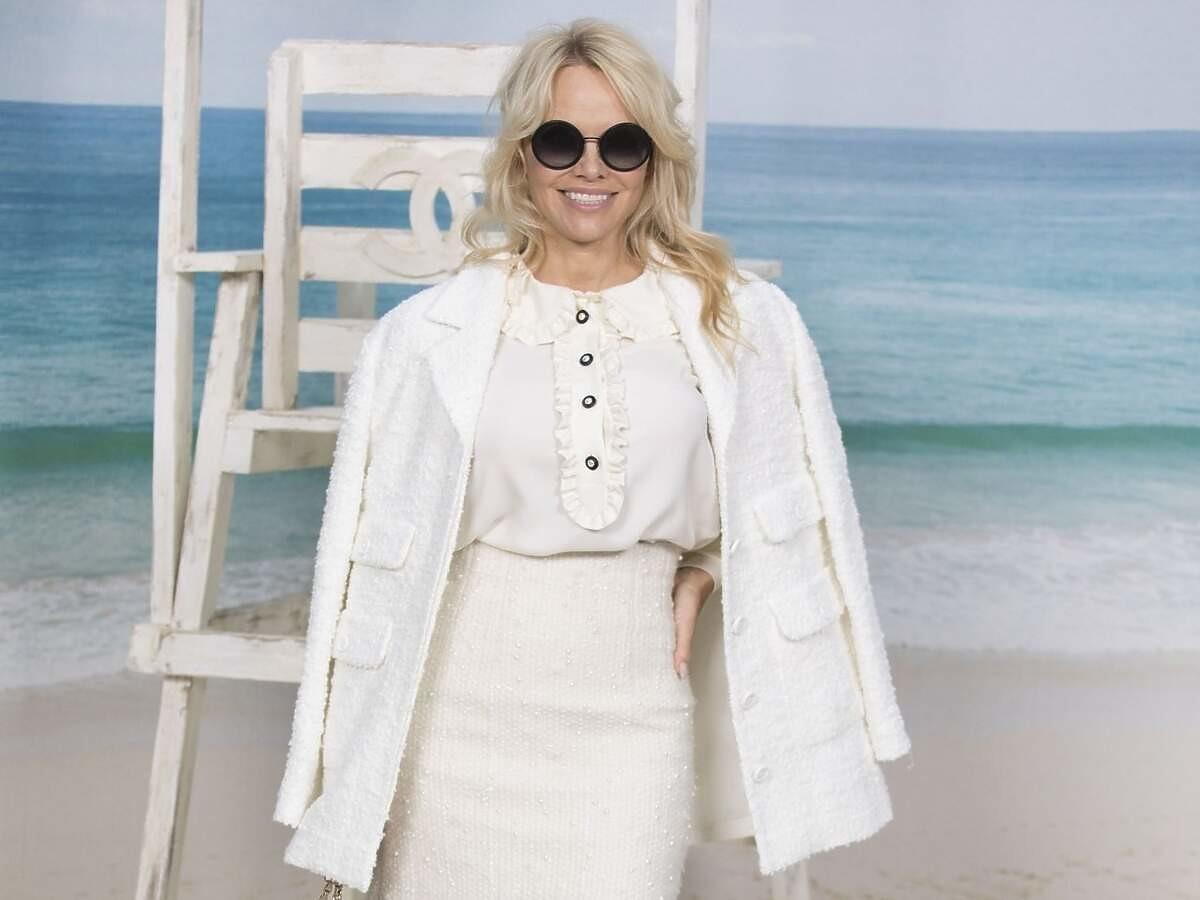 54-letnia Pamela Anderson zachwyca figurą. Zawdzięcza ją "miskom szczęścia" i… chipsom