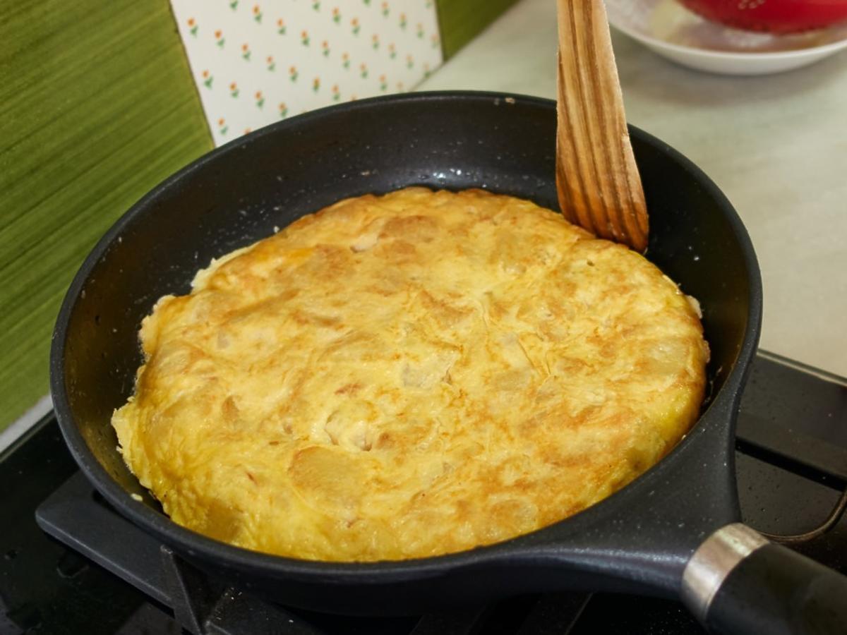 Banalny trik na przewrócenie omletu na patelni. Tak robią najlepsi szefowie kuchni