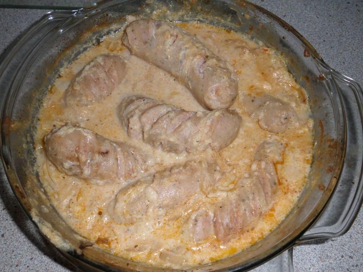 Biała kiełbasa pieczona w sosie chrzanowym. Doskonała na wielkanocny obiad