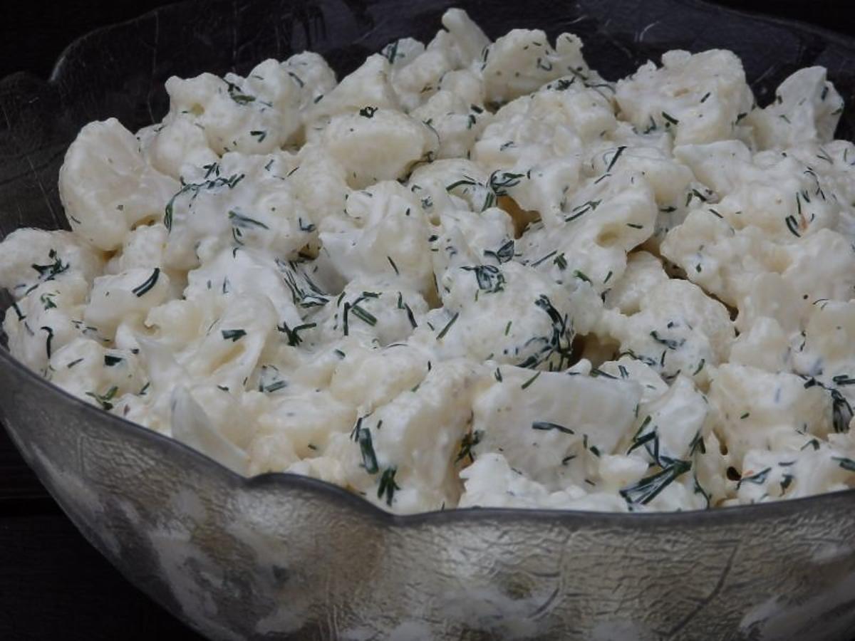 Biała sałatka według babcinej receptury z zaledwie 4 składników. Przepyszna i niezwykle sycąca