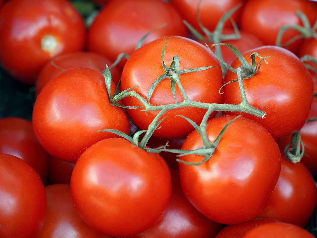 Ceny pomidorów przebiły ceny schabu i żółtego sera. Chleb wkrótce może kosztować nawet 10 zł
