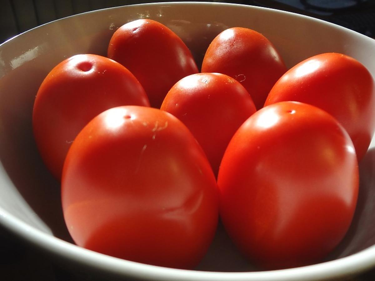 Chcecie wydłużyć świeżość pomidorów? Połóżcie je w ten sposób