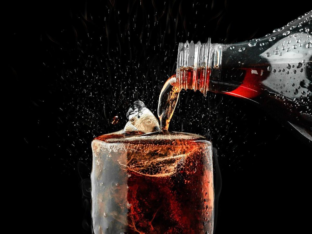 Chłopak zmarł po wypiciu coca coli. Pił za szybko czy wypił za dużo? 