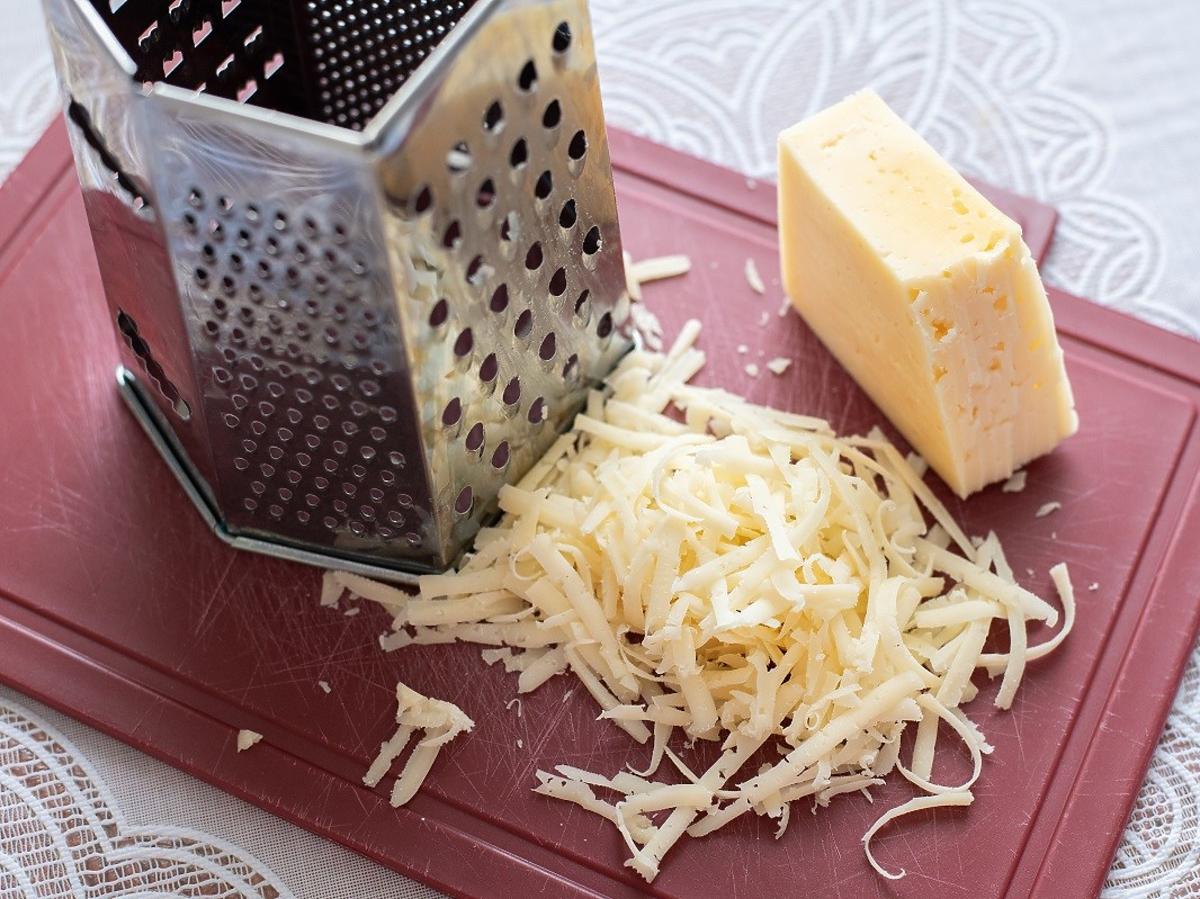 Co zrobić, by ser był mniej tuczący? 1 trik ratuje przed przybraniem na wadze