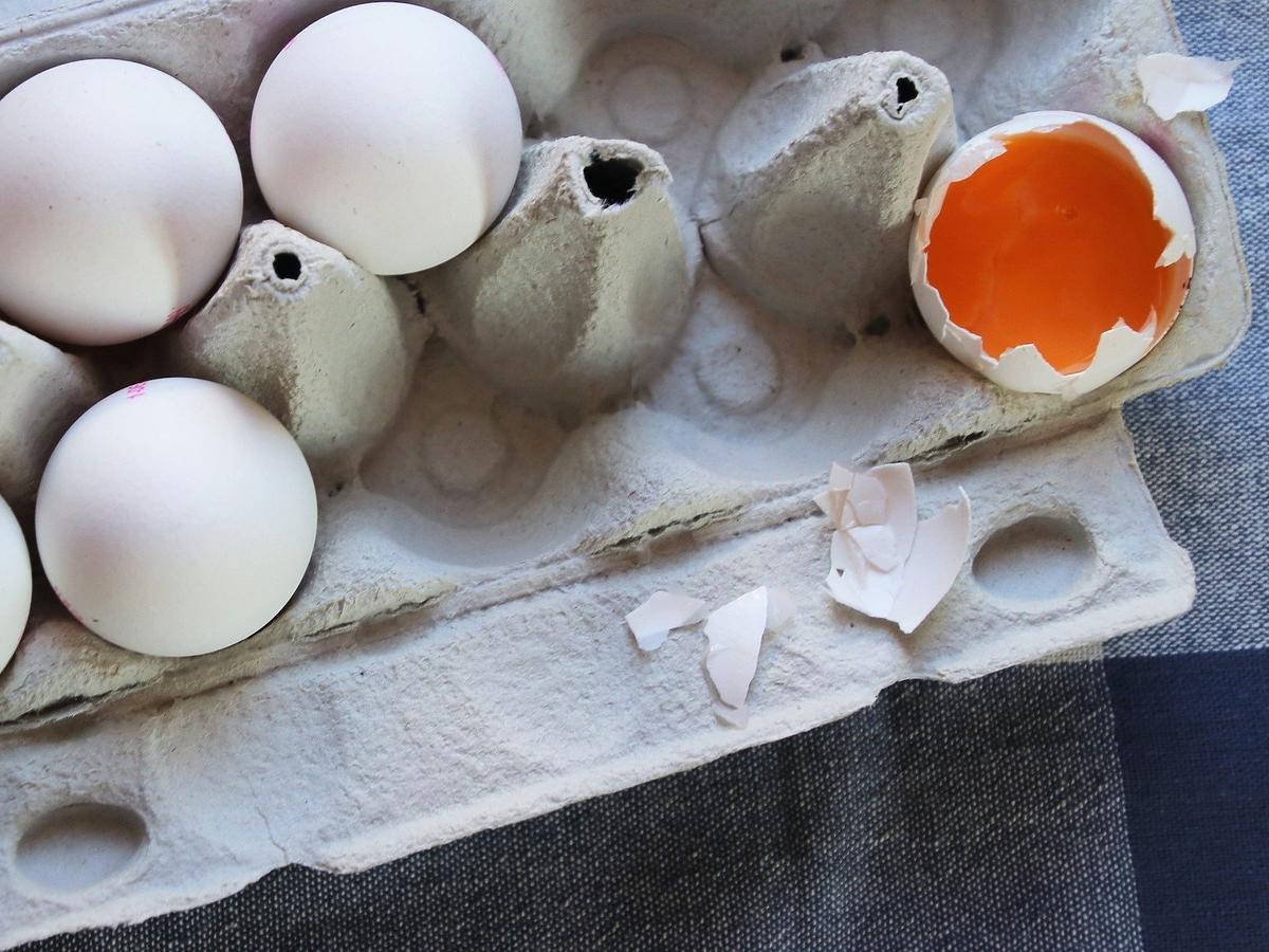Co zrobić z pękniętym jajkiem? Czy można je jeszcze zjeść?