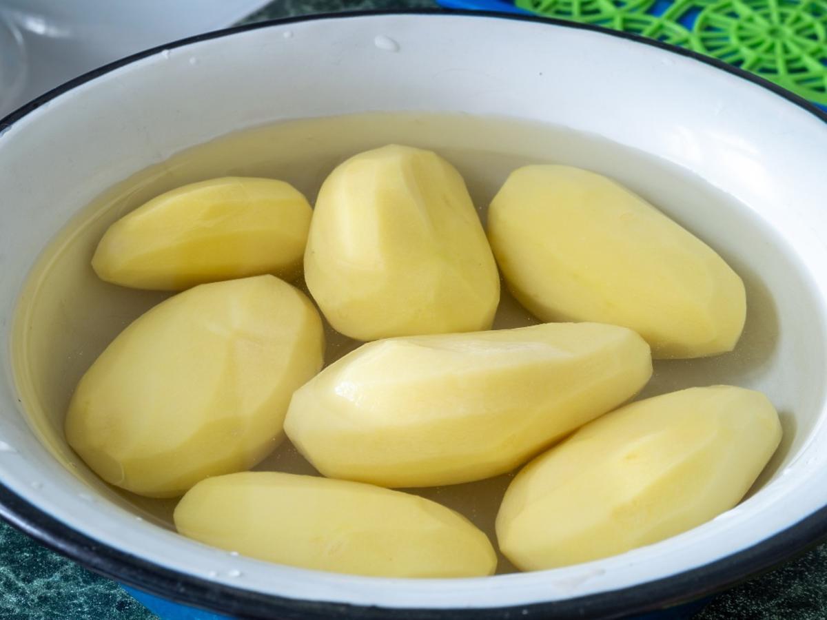 Co zrobić, żeby stare ziemniaki nabrały smaku? Dodajcie to do wody a będą lepsze niż myślicie