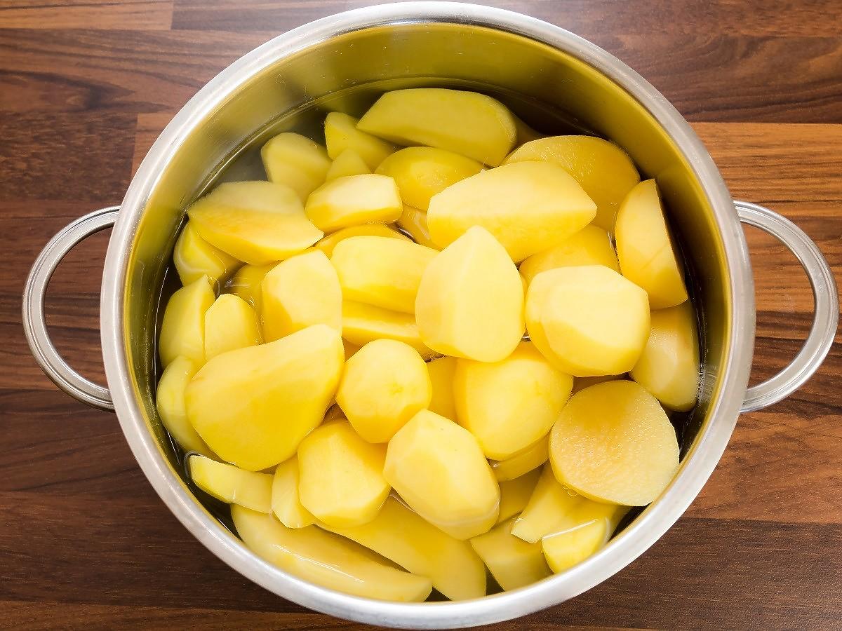 Co zrobić, żeby ziemniaki nie ściemniały podczas gotowania? Dodajcie do wody odrobinę tego… napoju