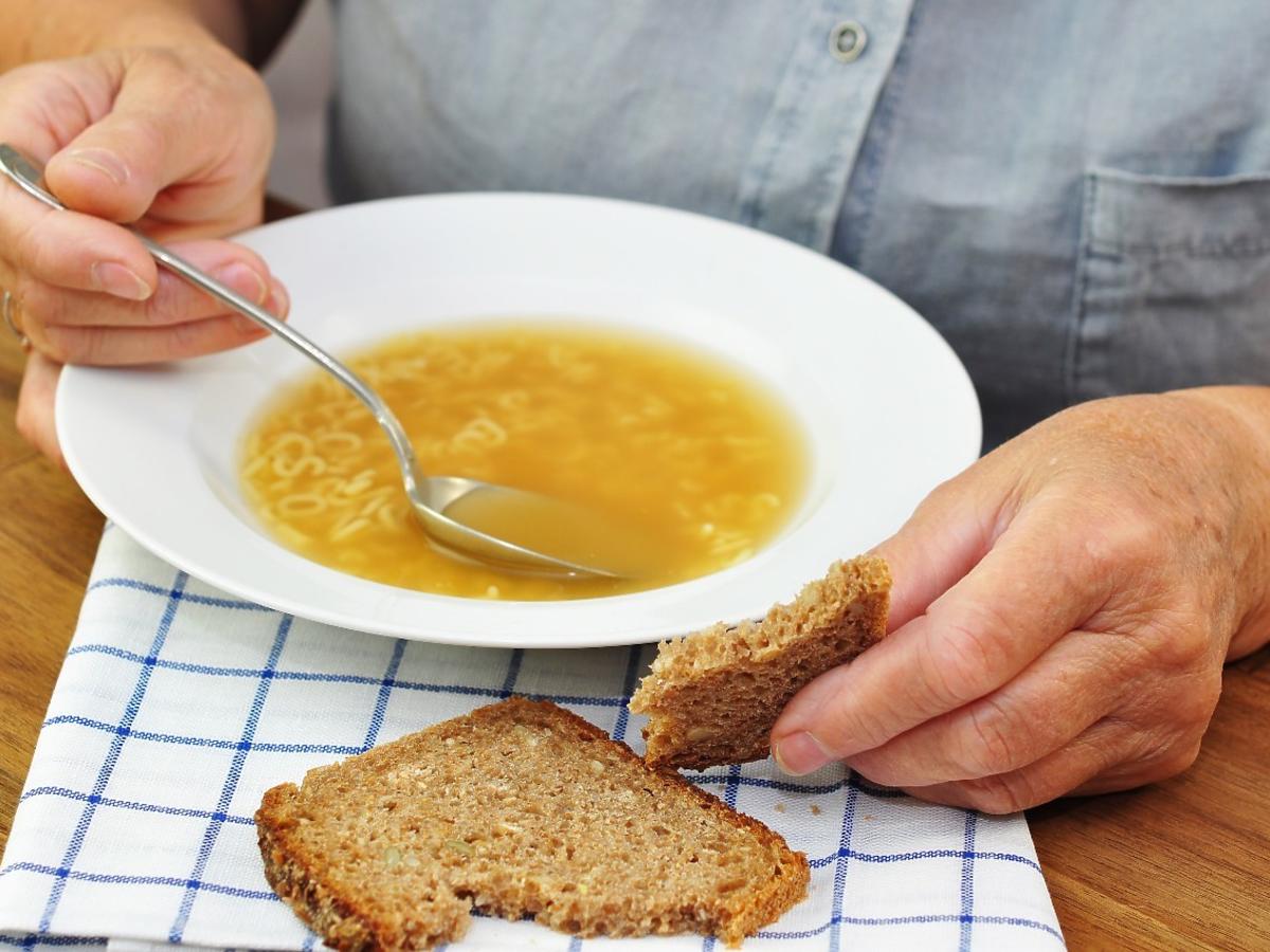 Często słyszymy "Bez chleba się nie najesz". Czy jadacie zupy z chlebem? 
