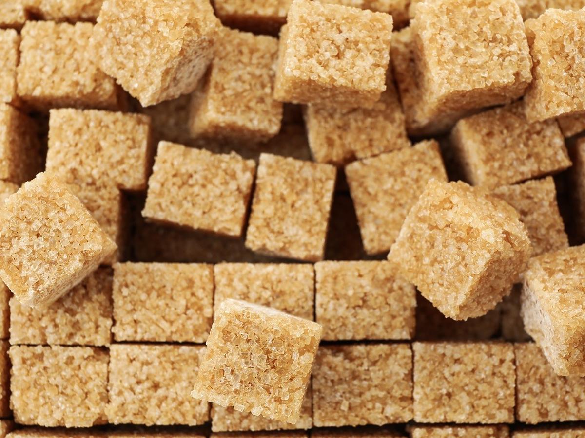 Czy brązowy cukier jest zdrowszy od białego? Odpowiedź was zaskoczy
