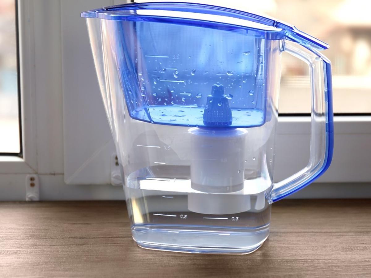 Czy filtrowanie wody z kranu ma sens? Sprawdźcie, czy lepiej wybrać dzbanek filtrujący, czy filtr nakranowy