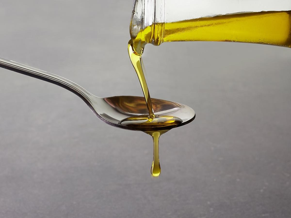 Czy łyk oliwy dziennie może poprawić zdrowie? Oto jak działa na serce i układ krążenia