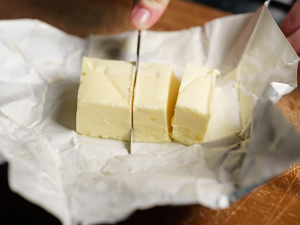Czy masło będzie jeszcze tańsze? Branża mleczarska bije na alarm: "Presja jest coraz silniejsza"