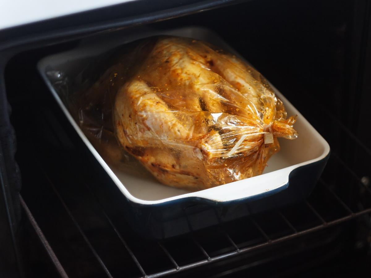 Czy pieczenia mięsa w foliowych rękawach do pieczenia jest zdrowe? Lepiej być przy tym ostrożnym 