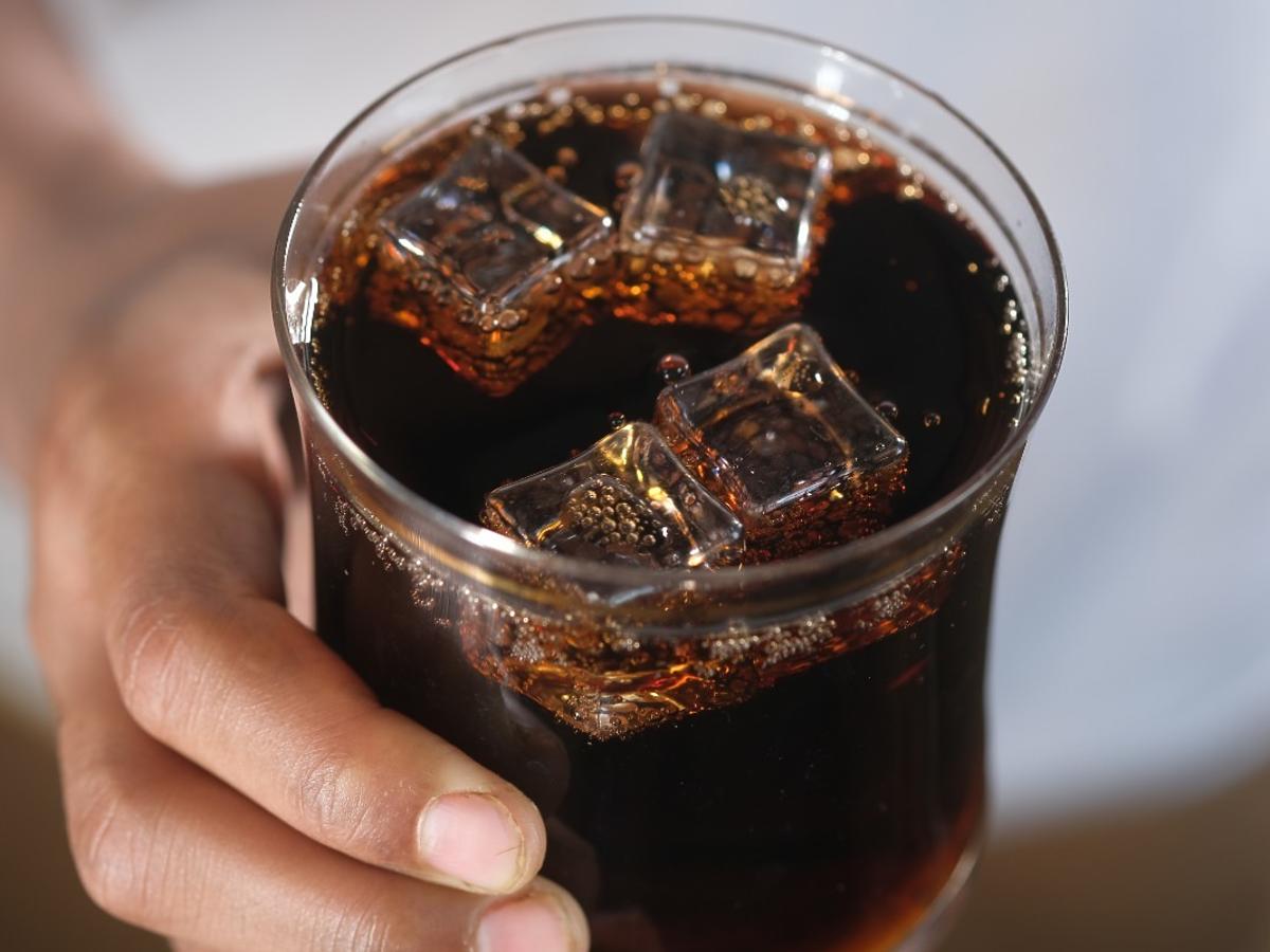 Czy to prawda, że cola pomaga na ból brzucha? Ekspert nie pozostawia złudzeń