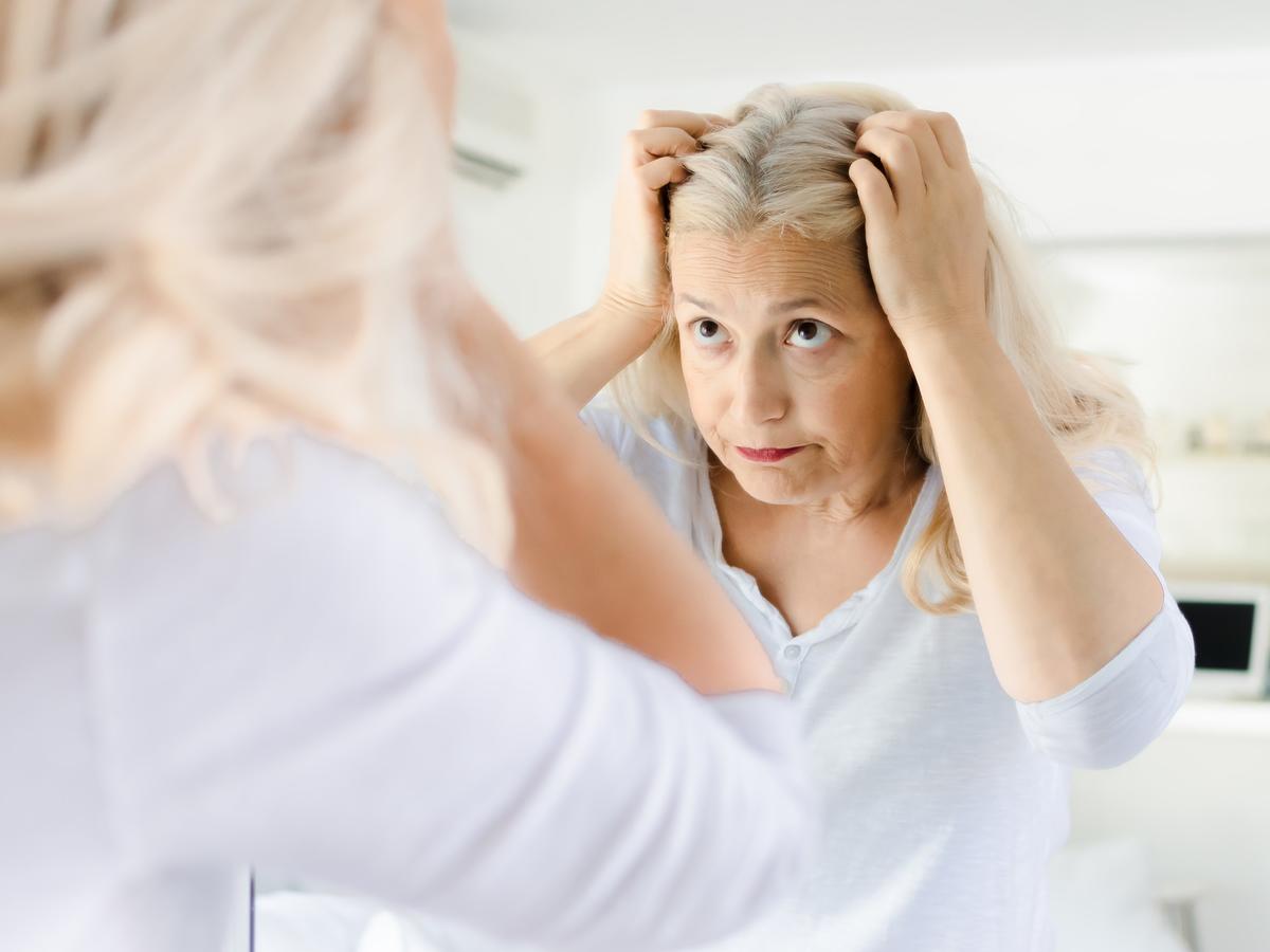 Czy witamina B spowalnia siwienie włosów? Dermatolog nie ma wątpliwości