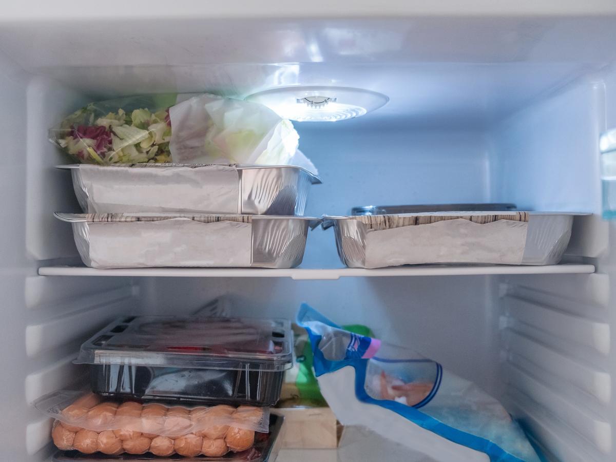 Czym najlepiej przykryć potrawę w lodówce? Folią, pokrywką czy talerzem?