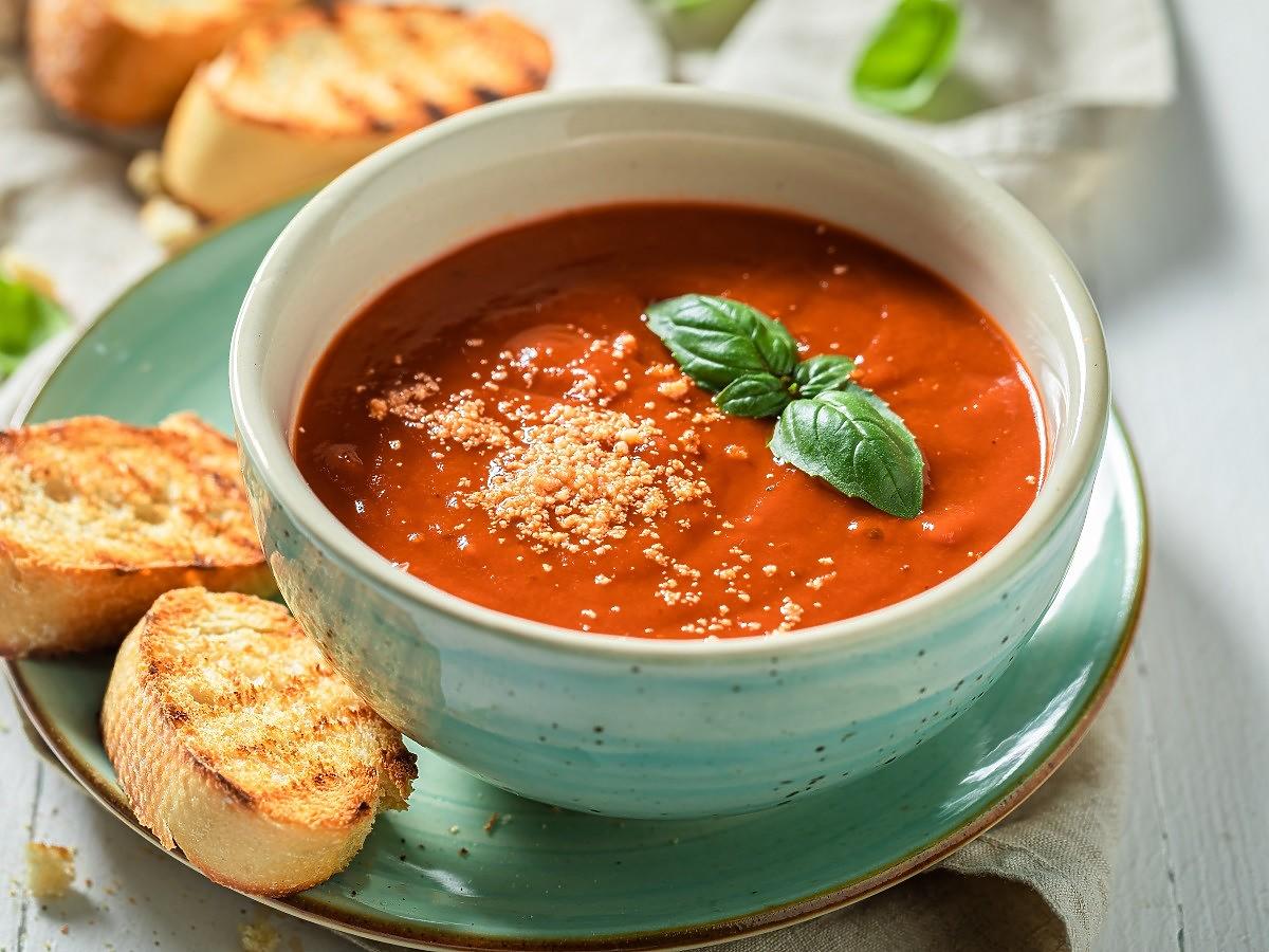 Dietetyk podał przepis na prozdrowotną zupę. Zmniejsza ryzyko raka i obniża ciśnienie krwi