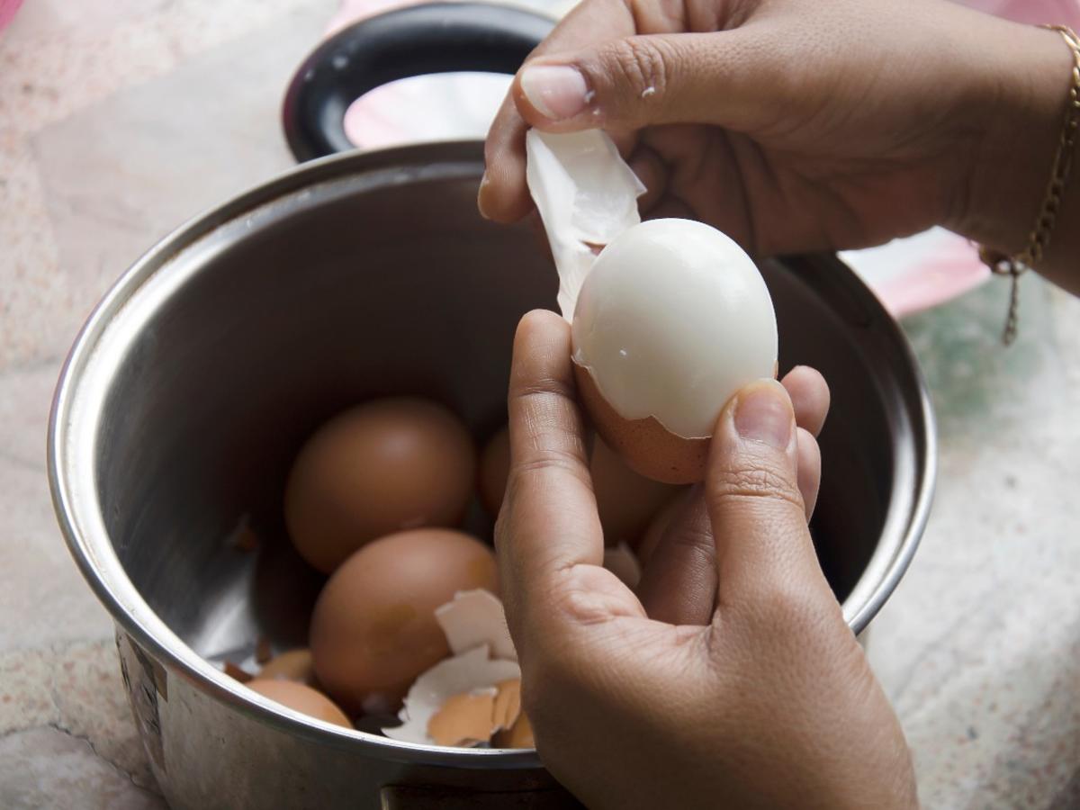 Dlaczego czasem jajka tak trudno obrać? Zróbcie tę 1 rzecz i skorupka będzie sama odchodziła.