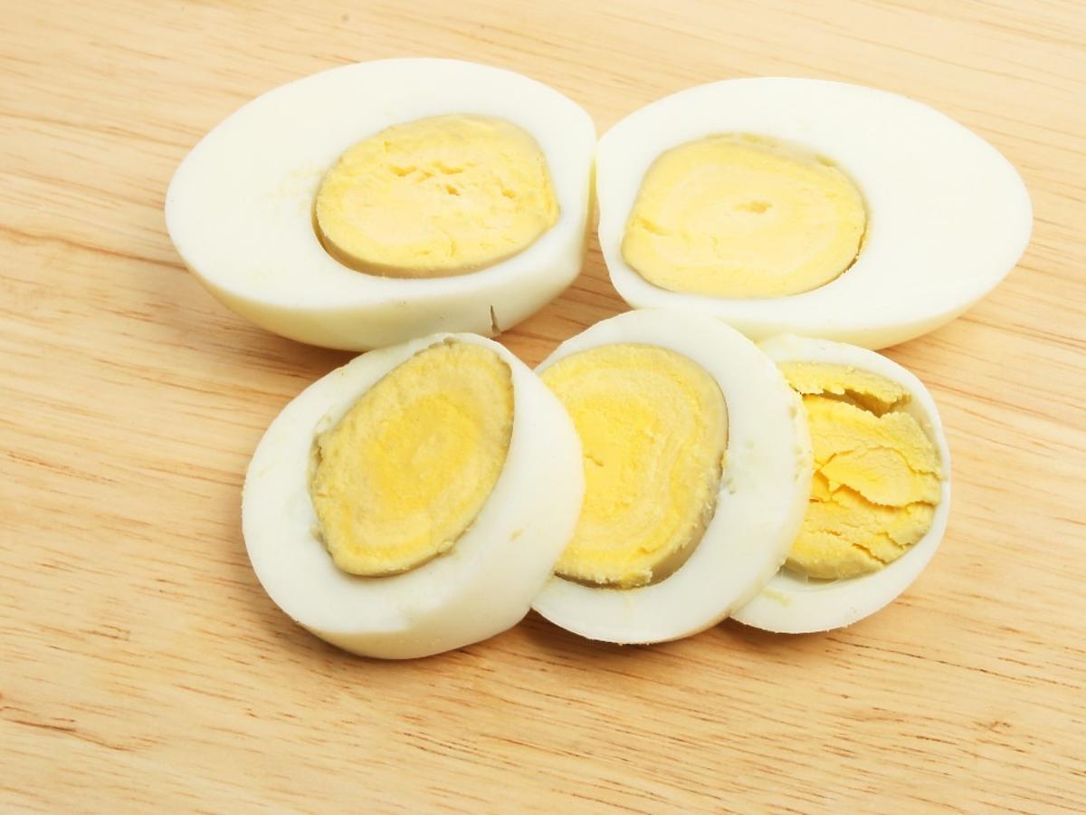 dlaczego jajka na twardo mają szarą obwódkę