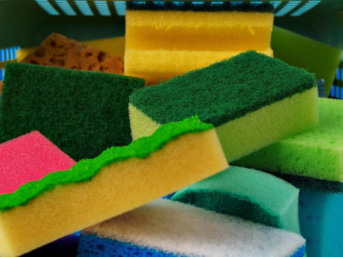 Dlaczego kolor gąbki do mycia naczyń ma znaczenie? Tę wiedzę posiadają nieliczni