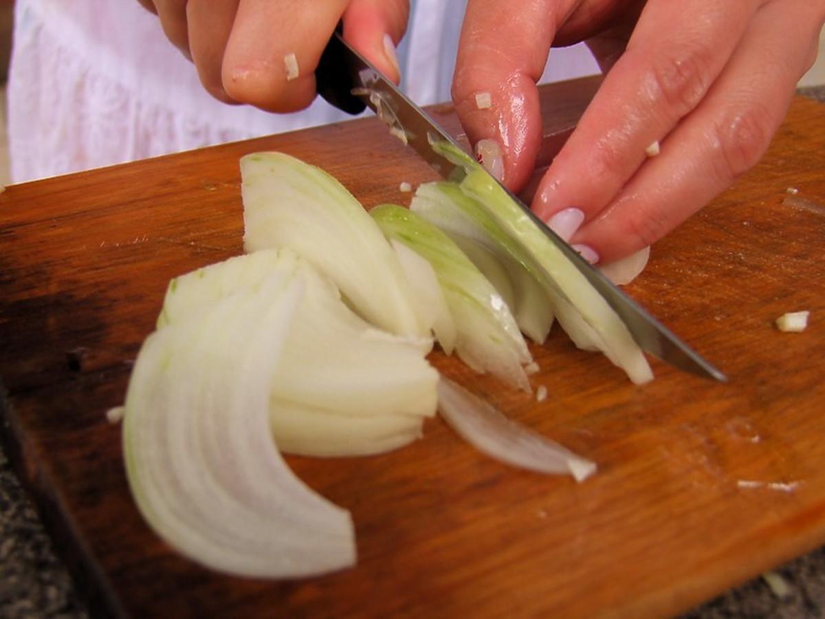 Dlaczego płaczemy przy krojeniu cebuli? Użyjcie prostego triku, złagodzi też smak i poprawi strawność