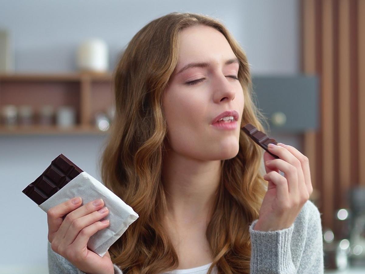 Dlaczego przed miesiączką kobiety mają ochotę na czekoladę? Powód jest zaskakujący