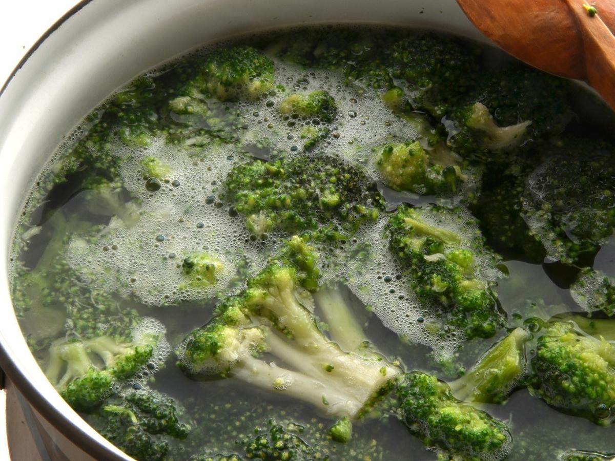 Dodajcie to do brokuła podczas gotowania, a w mig pozbędziecie się nieprzyjemnego zapachu