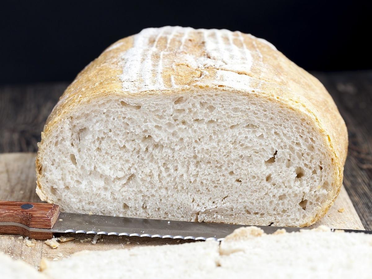 Domowy chleb jak dawniej z 4 składników. Nie to, co te "dmuchańce" ze sklepu