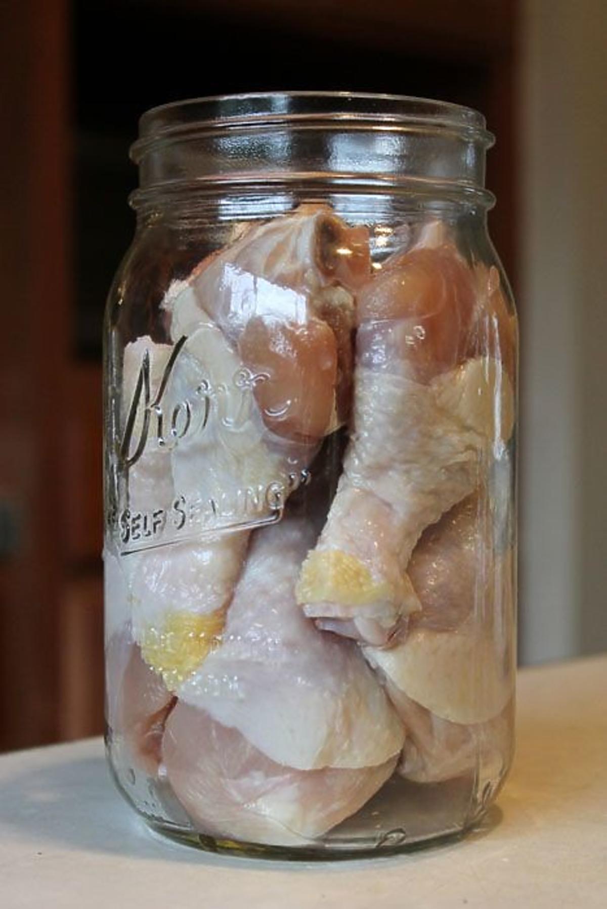 Dzięki tej sztuczce kurczaka przechowacie nawet rok. Potem odgrzejcie mięso, dodajcie ziemniaki i macie obiad.