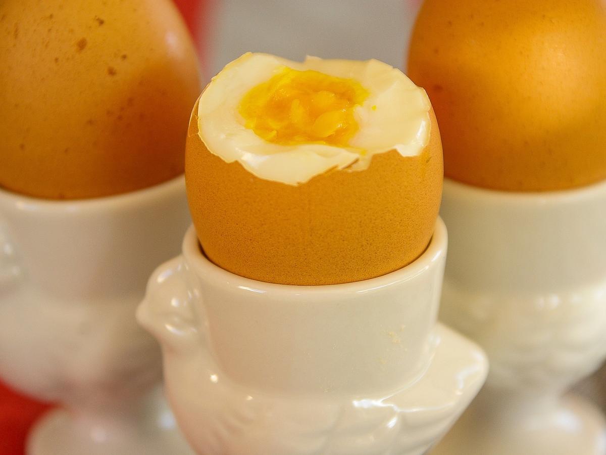 Genialny trik na gotowanie jajek na twardo. Wrzućcie do wody cytrynę, efekt was zaskoczy