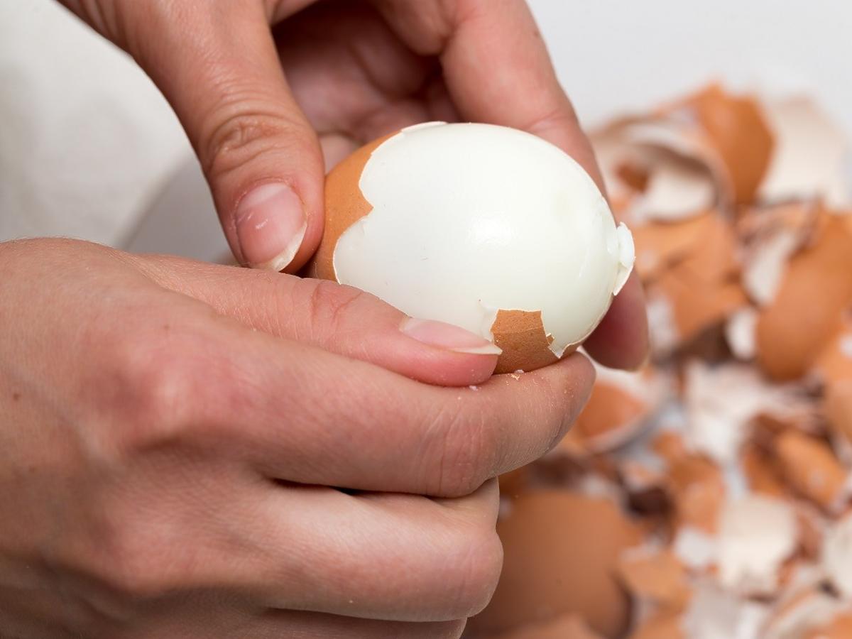 Genialny trik, żeby szybko obrać gorące jajka. Przyda się przed Wielkanocą