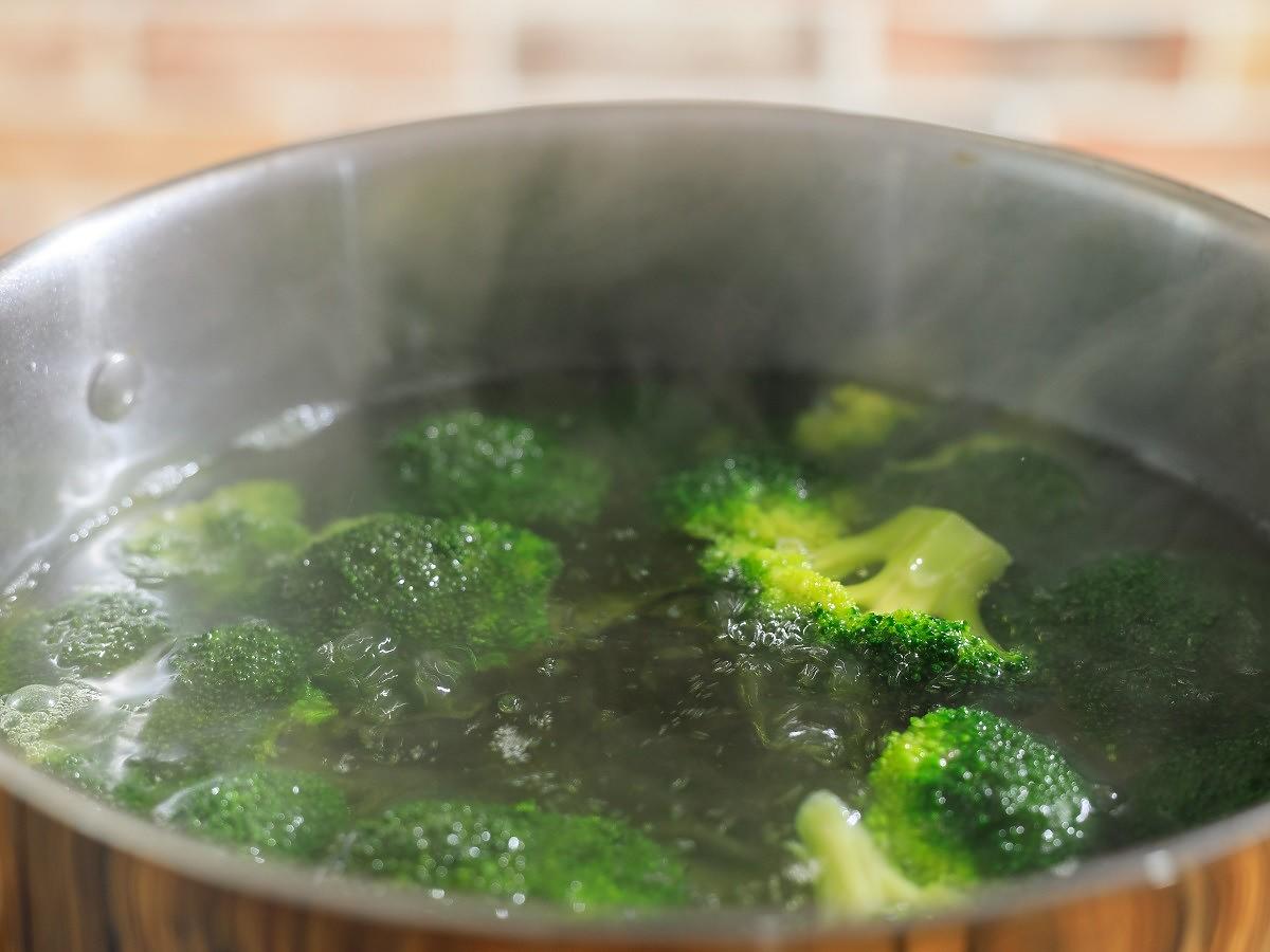 Gotujecie warzywa w zimnej czy w gorącej wodzie. Jedna z tych metod niszczy ich smak i witaminy