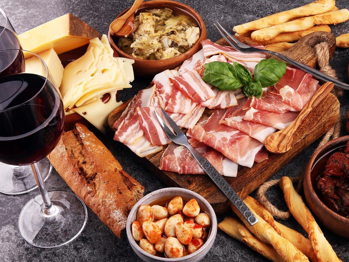 Hiszpanie piją dużo wina, jedzą do północy, a są najzdrowszym narodem w Europie. Znamy tajemnicę hiszpańskiej diety