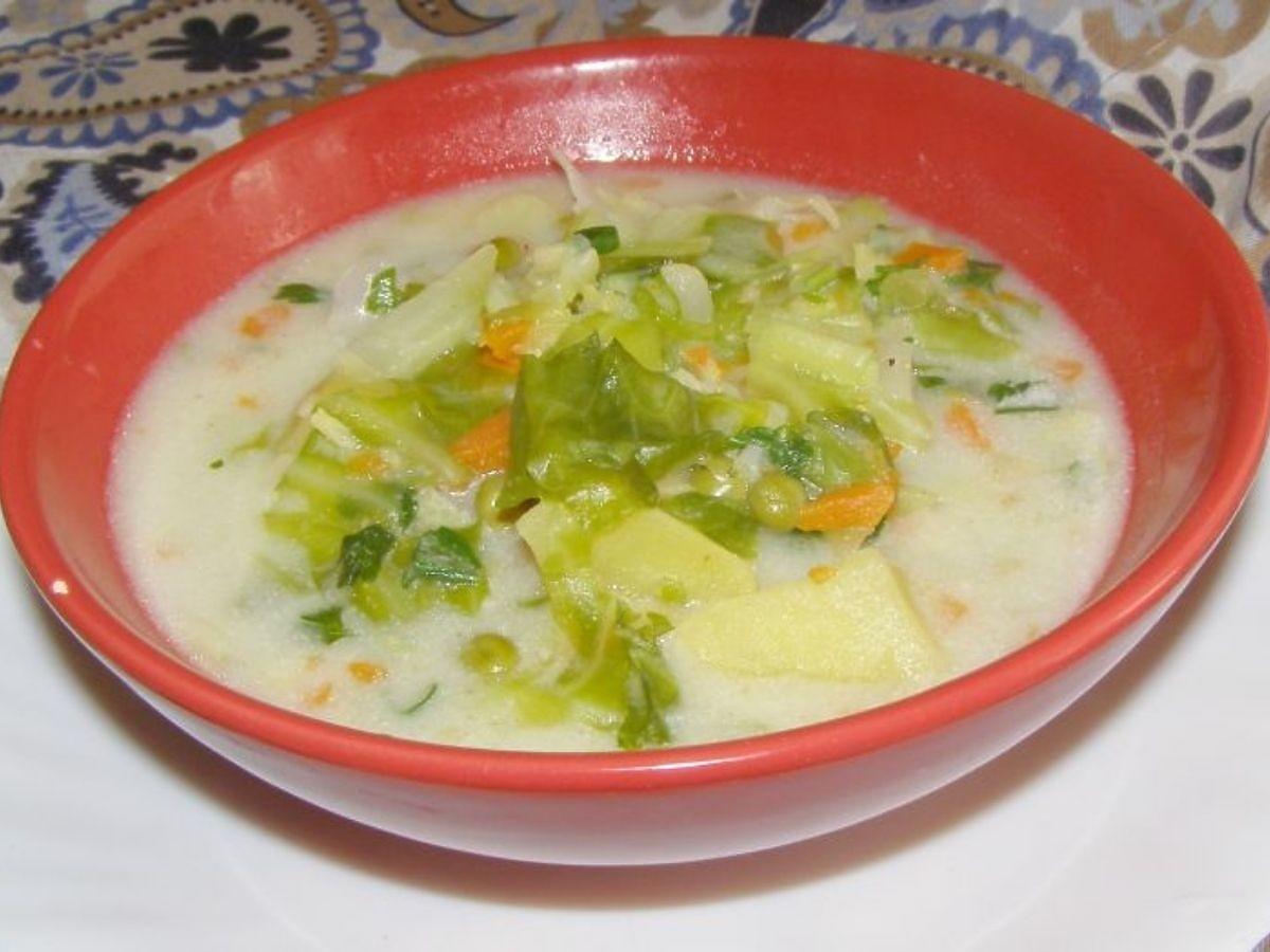 Idealna zupa na lato. Zróbcie lekką zupę z młodej kapusty SEO: Przepis na zupę z młodej kapusty z dodatkami. Lekki i pyszny letni obiad