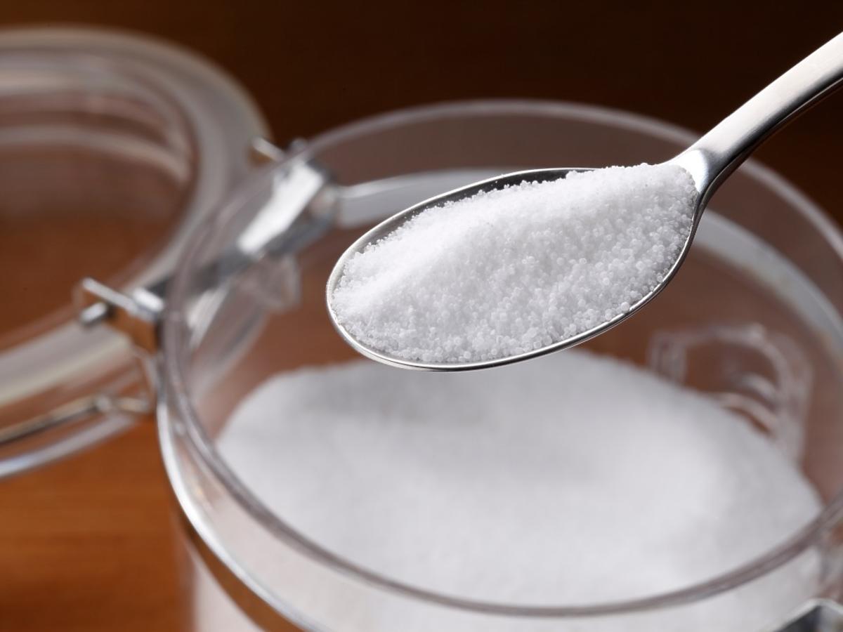 Ile soli można zjeść dziennie? Nadmiar soli szkodzi, a niedobór sodu grozi nawet udarem