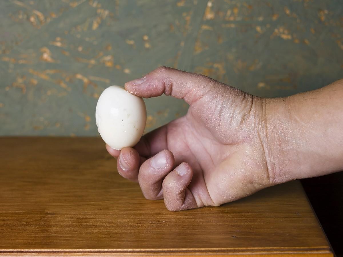 Jajko po ugotowaniu ma spłaszczony czubek? Lepiej tego nie lekceważcie
