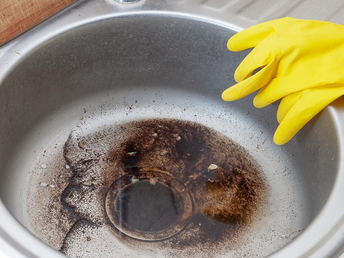 Jak błyskawicznie wyczyścić zlew w kuchni? Wystarczy soda oczyszczona i płyn do mycia naczyń