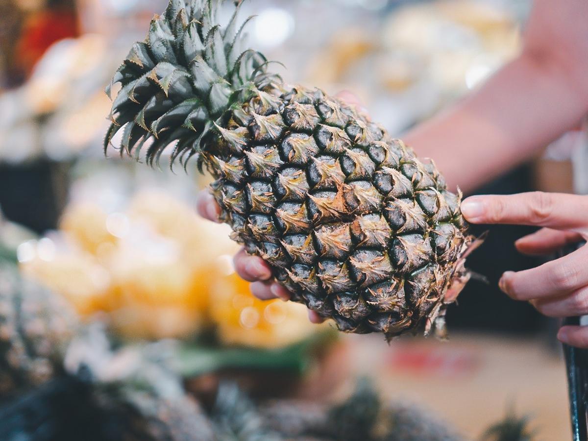 Jak kupić dojrzałego i słodkiego ananasa? Wystarczy sprawdzić 1 rzecz