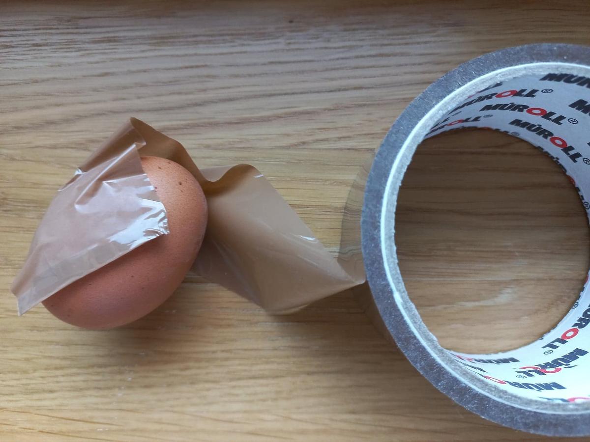Jak obrać jajko bez mozolnego skubania? Ten trik z taśmą was zachwyci