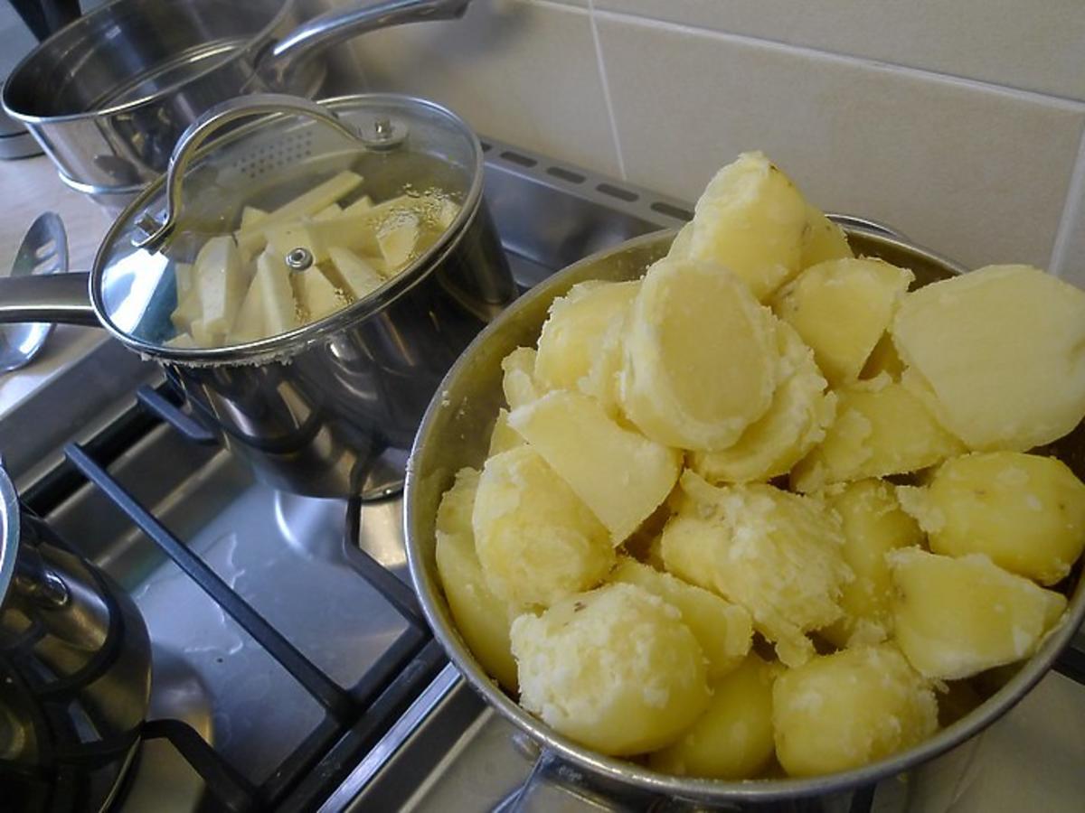 Jak prawidłowo gotować ziemniaki? Pod przykryciem czy bez przykrycia? Prawda zaskakuje