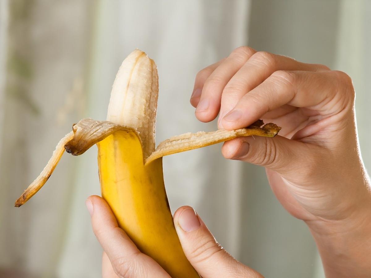 Jak prawidłowo obierać banana?