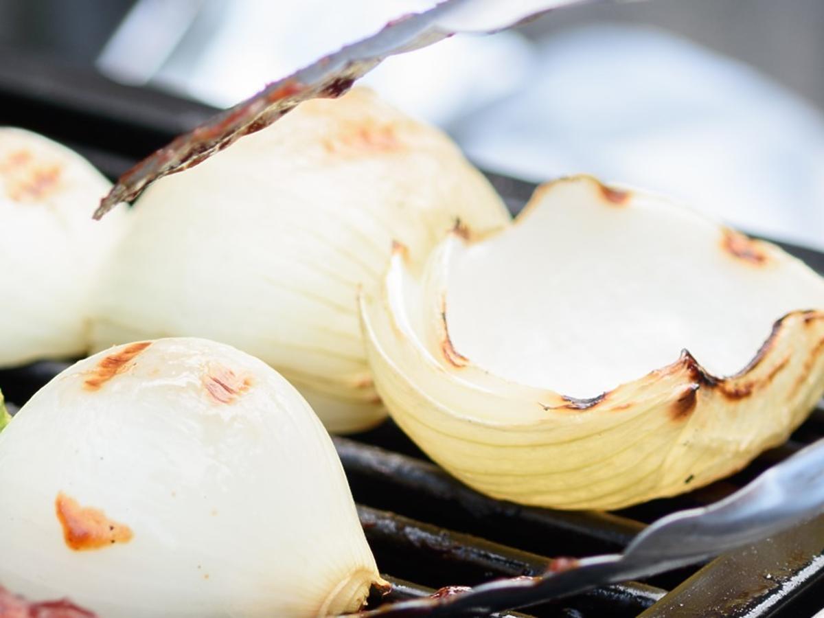 Jak prawidłowo opalić cebulę do rosołu? Jeden błąd i zepsuje smak zupy