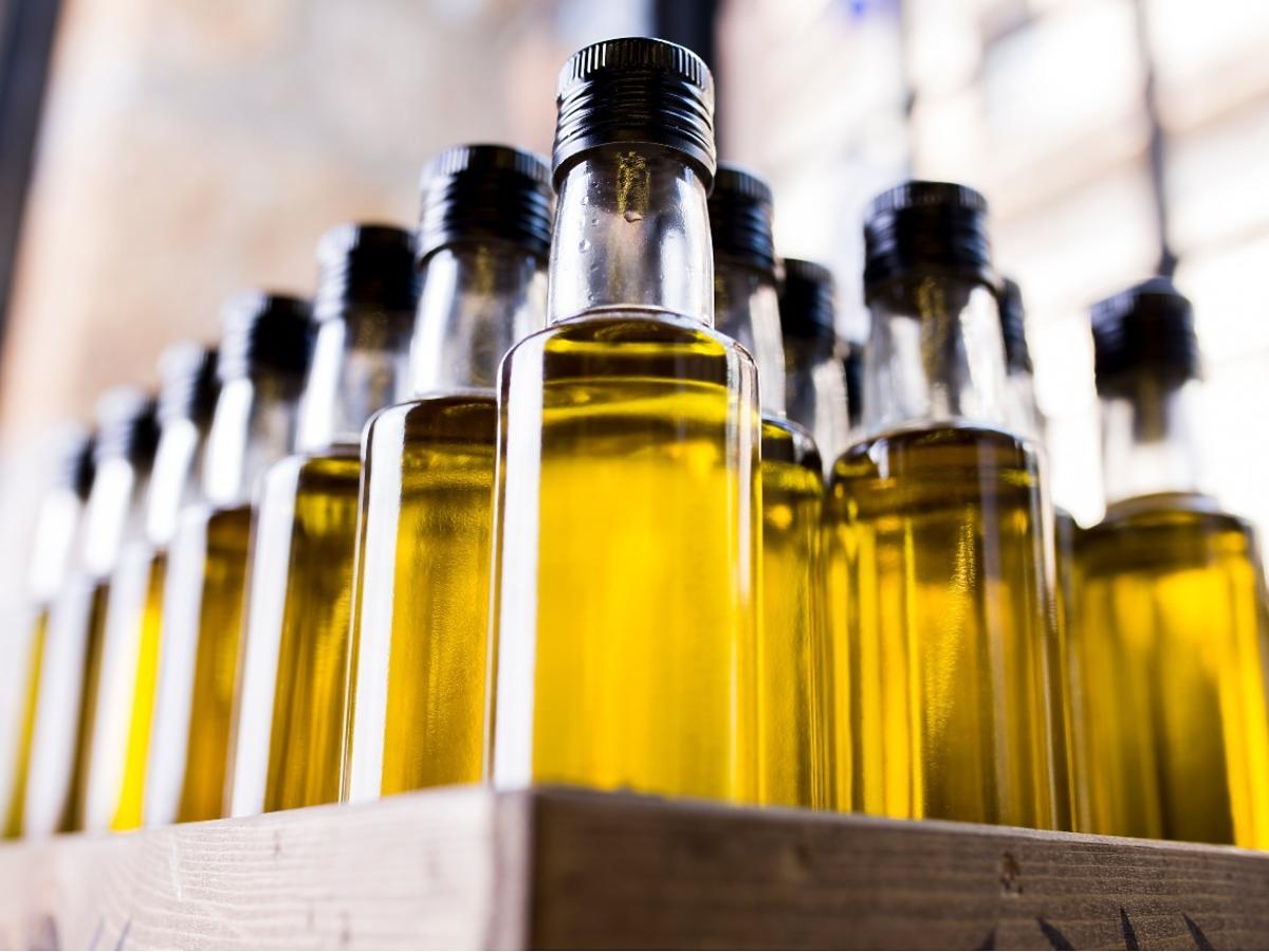 Jak przechowywać oliwę z oliwek? Nigdy nie trzymajcie jej w tym miejscu, bo się zepsuje