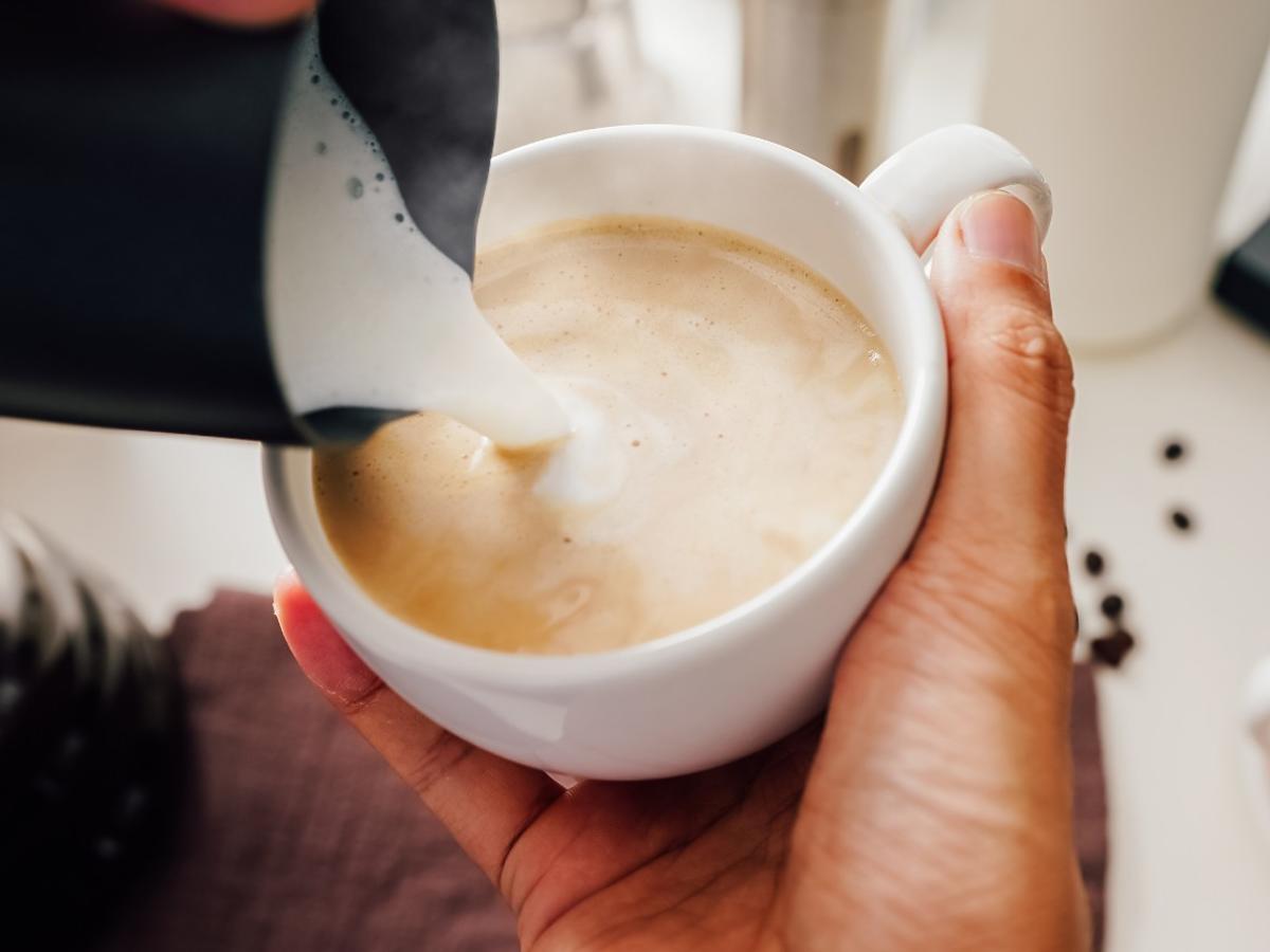 Jak przygotować cappucino jak w kawiarni nawet jak nie macie ekspresu? Tajemnicą jest mleko