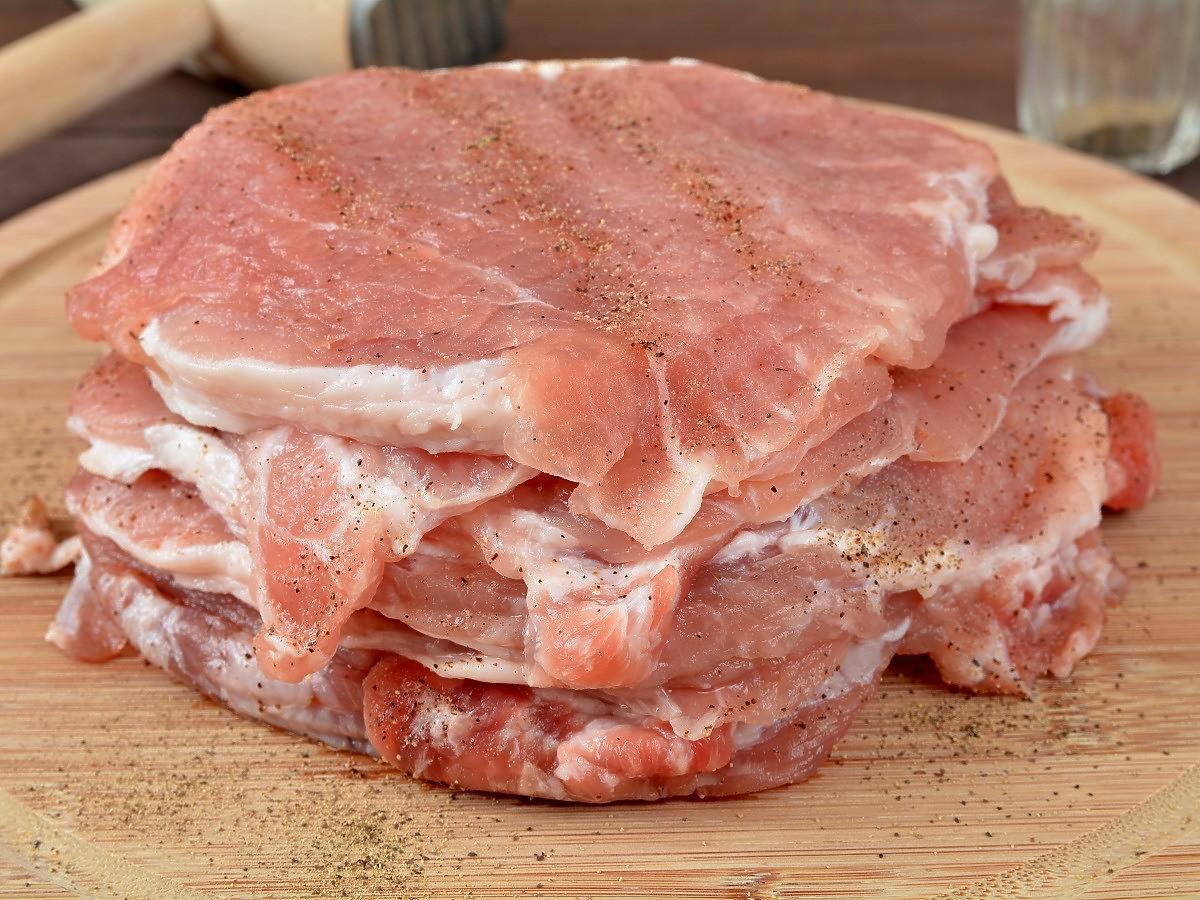 Jak rozbić mięso na schabowe, żeby nie było w nim dziur? Znamy pewien sprytny trik