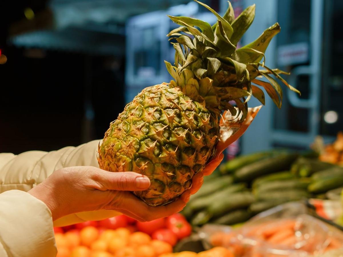 Jak rozpoznać dojrzałego ananasa w sklepie? Zróbcie tak, a już więcej nie traficie na niesmaczny owoc
