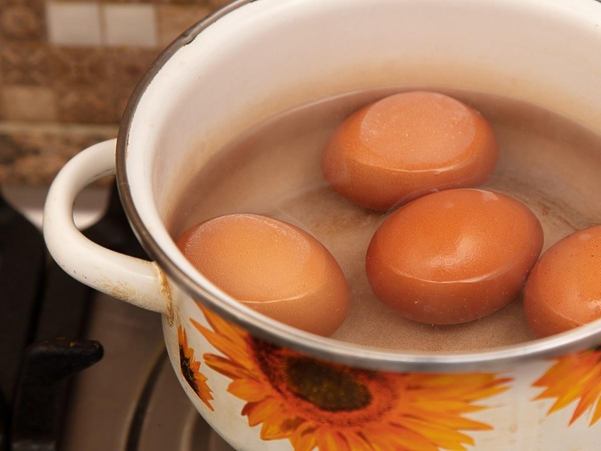 Jak sprawdzić, czy jajka są świeże? Przyda się wam do tego sól